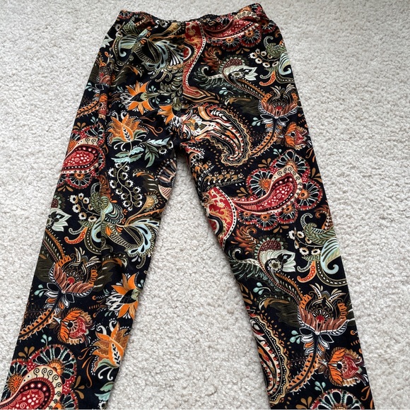 One size Regular leggings- Paisley print super soft stretch texture. Relaxed fit - Picture 3 of 5